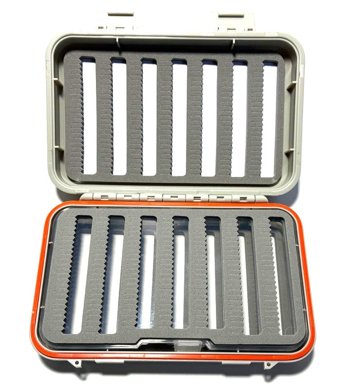 Boite mouche étanche 4 faces fentes taille moyenne 672 mouches